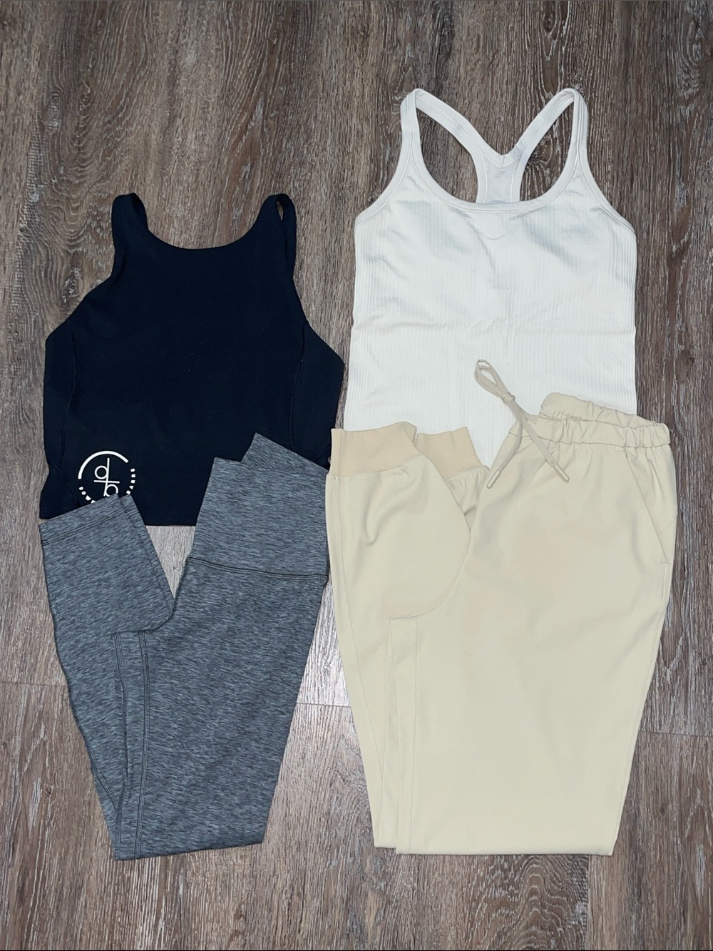 EUC Lululemon Matching Bundle. Size Tops 6/ Bottoms 4